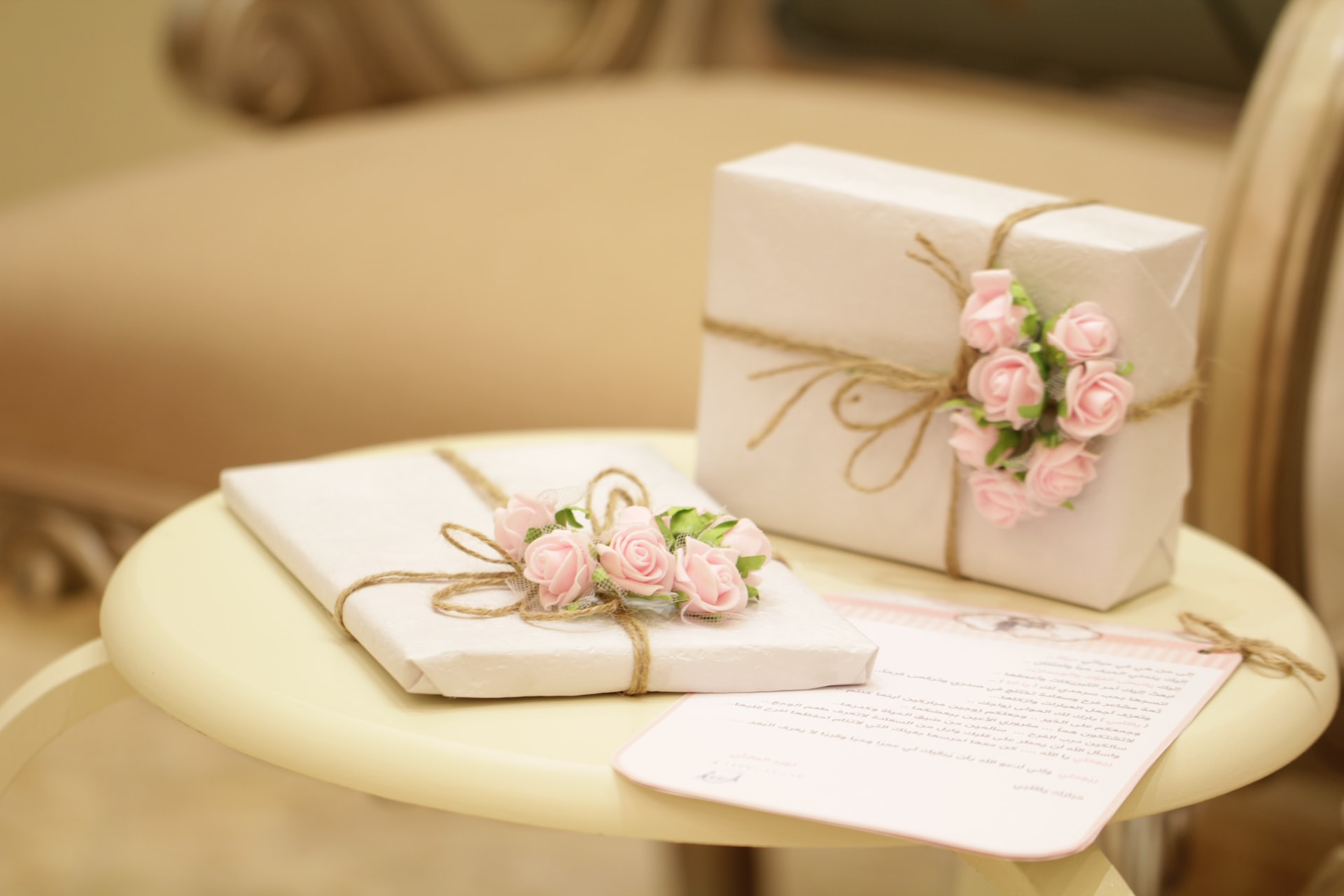 To gaver med blomster på, på et bord